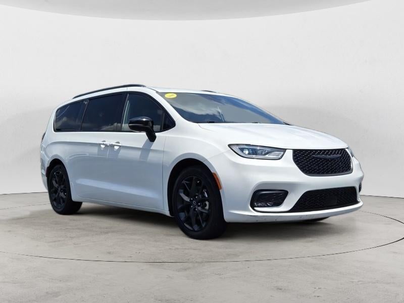 2025 Chrysler Pacifica Limited in Bright White Clearcoat — front three-quarter view