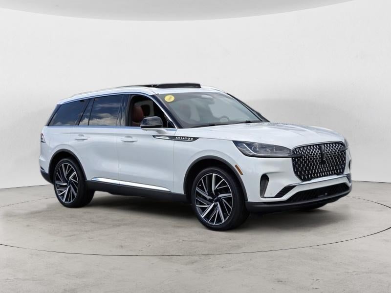 2025 Lincoln Aviator Reserve in Pristine White Metallic Tri-Coat — front three-quarter view
